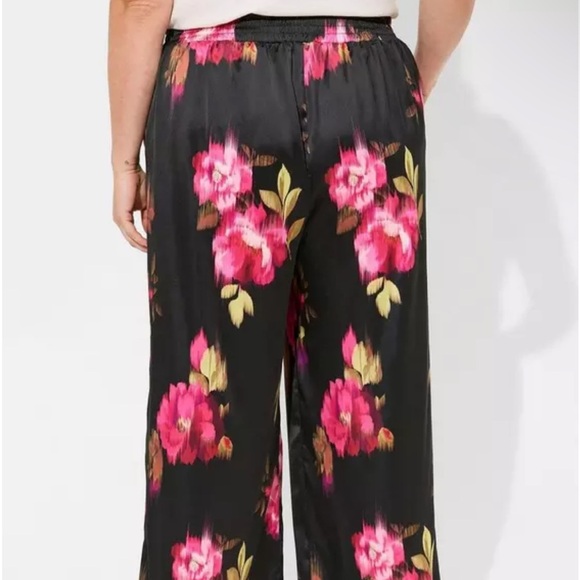 Torrid Blair Floral Wide Leg Satin High Rise Pants Size 6T - Picture 3 of 10